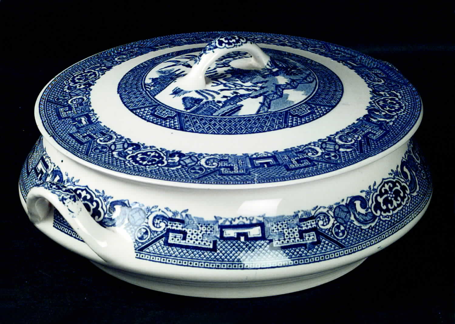 Blue Willow Round Covered Vegetable by Homer Laughlin -1