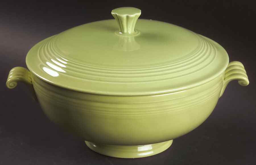 Fiesta Chartreuse (Older) 1.25 Qt Round Covered Casserole by Homer Laughlin -1