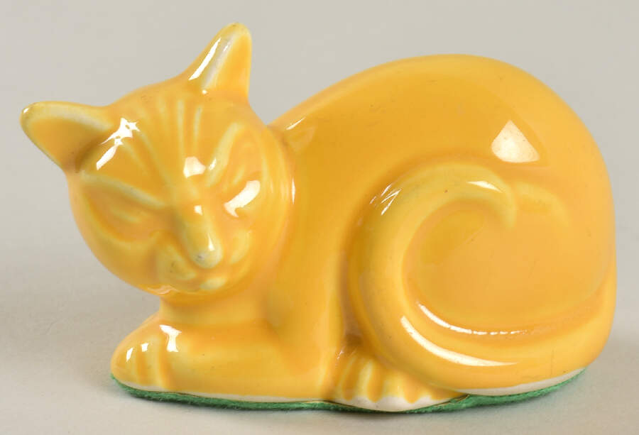 Harlequin Yellow (Older) Cat Figurine by Homer Laughlin -1