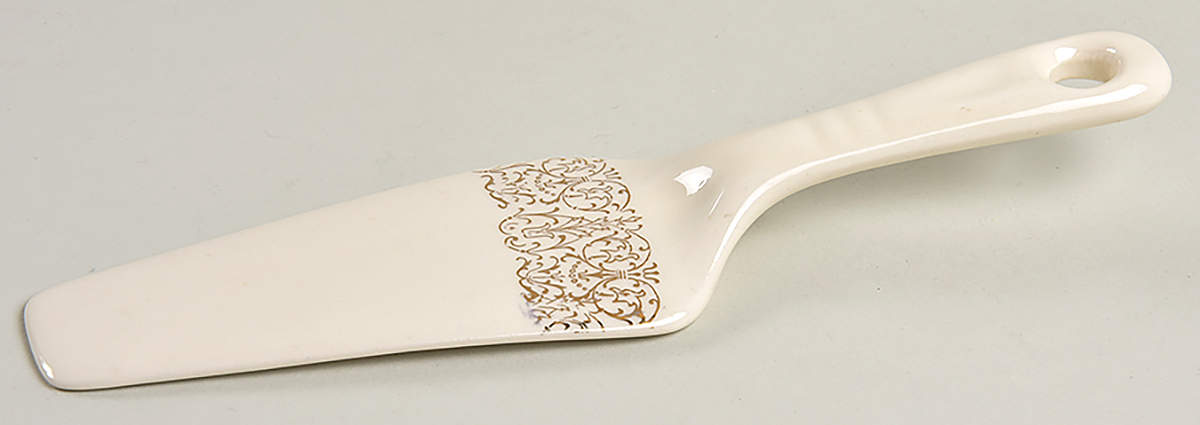Monticello Solid Ceramic Pie/Cake Server by Homer Laughlin -1