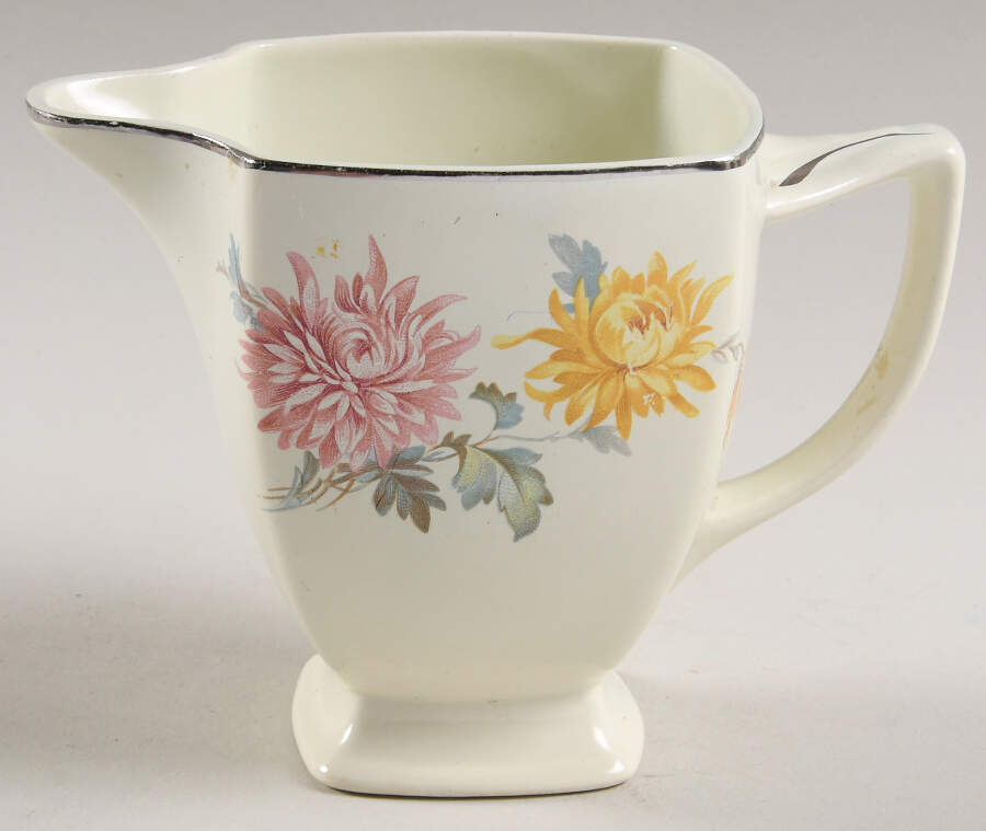 J62 Creamer by Homer Laughlin -1