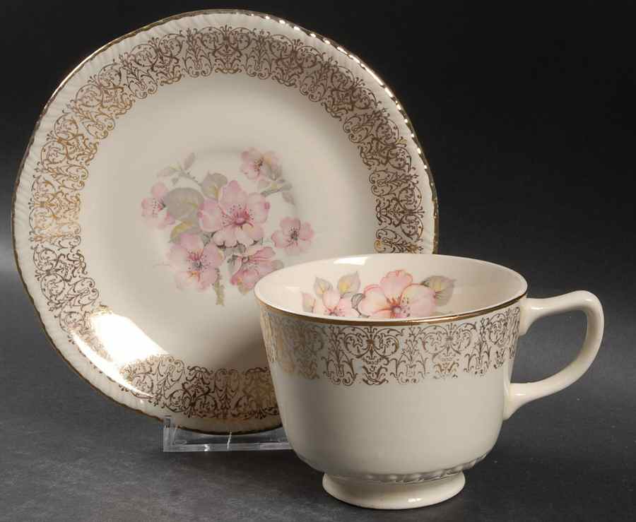 L621 Footed Cup & Saucer Set by Homer Laughlin -1