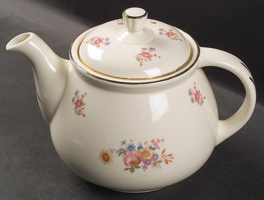 N1581 Teapot & Lid by Homer Laughlin -1