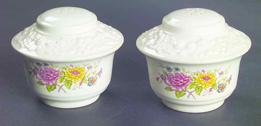 TH6 Salt & Pepper Set by Homer Laughlin -1