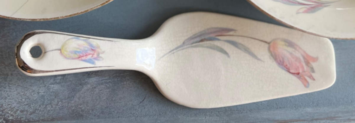 Tulip (Eggshell Nautilus) Solid Ceramic Pie/Cake Server by Homer Laughlin -1