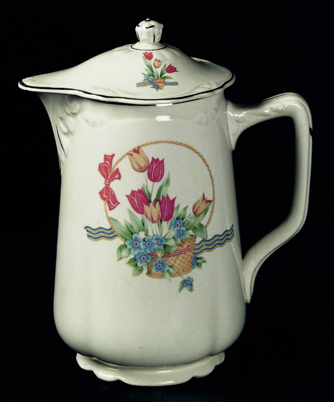Tulips In A Basket 32 Oz Pitcher with Lid by Homer Laughlin -1