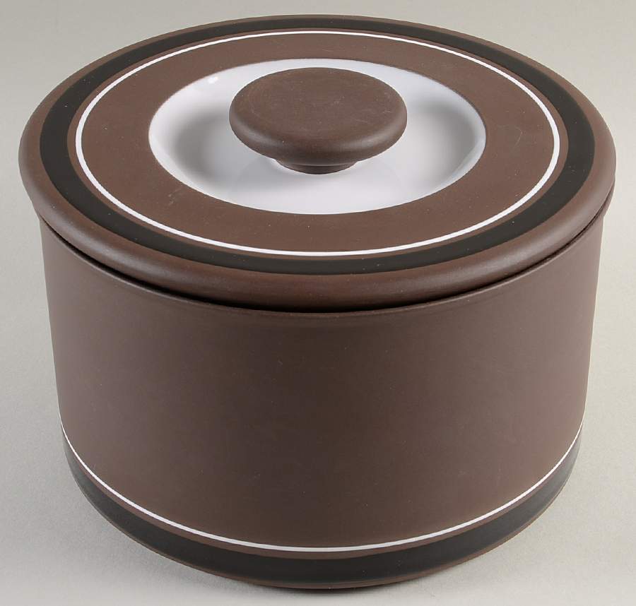 Contrast 2.5 Qt Round Covered Casserole by Hornsea-1