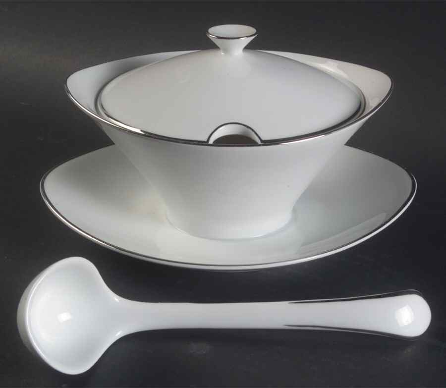 03738 Gravy Boat w/Attached Underplate & Lid by Hutschenreuther-1