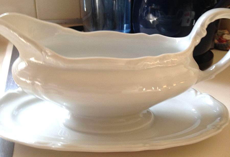 Bell Aire Gravy Boat with Attached Underplate by Hutschenreuther-1