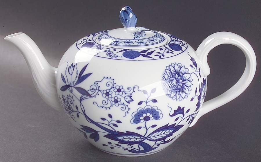 Blue Onion Teapot & Lid by Hutschenreuther-1