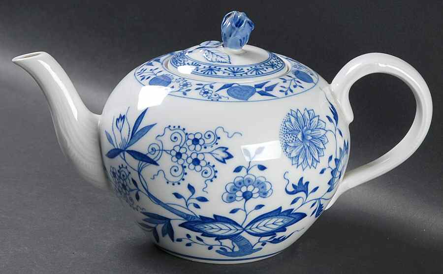 Blue Onion Teapot & Lid by Hutschenreuther-1