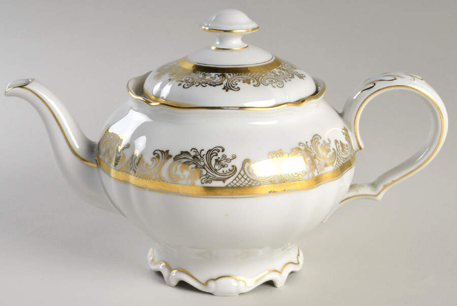 The Clifton (Gold Trim) Teapot & Lid by Hutschenreuther-1
