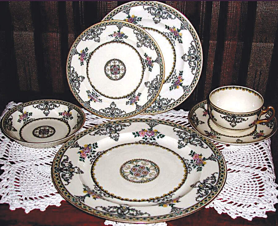 HUT205 Dinner Plate by Hutschenreuther-1