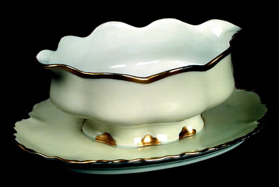 HUT32 Gravy Boat with Attached Underplate by Hutschenreuther-1