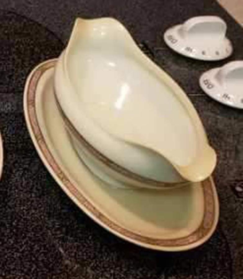 HUT339 Gravy Boat with Attached Underplate by Hutschenreuther-1