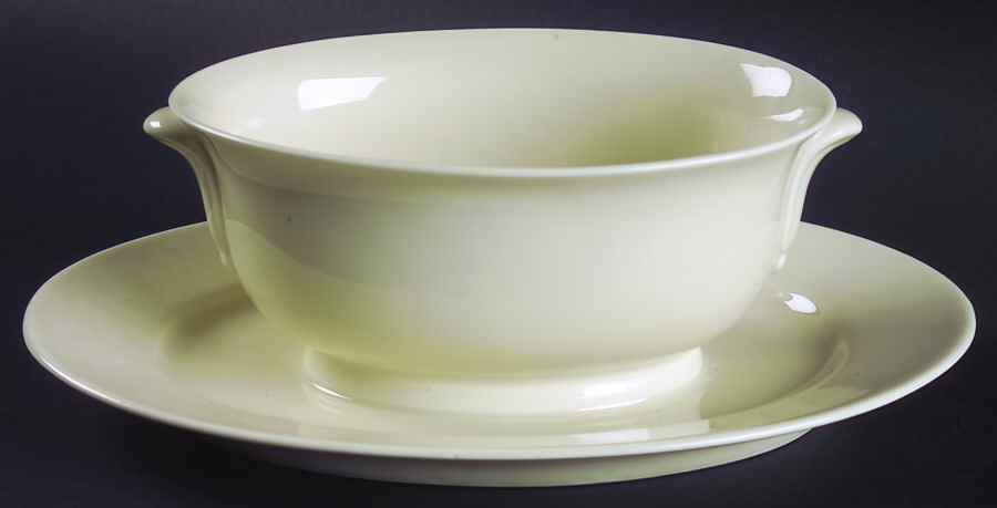 HUT469 Gravy Boat with Attached Underplate by Hutschenreuther-1