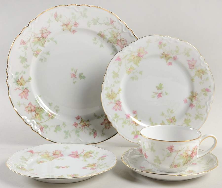 Maple Leaf (Scalloped) 5 Piece Place Setting by Hutschenreuther-1