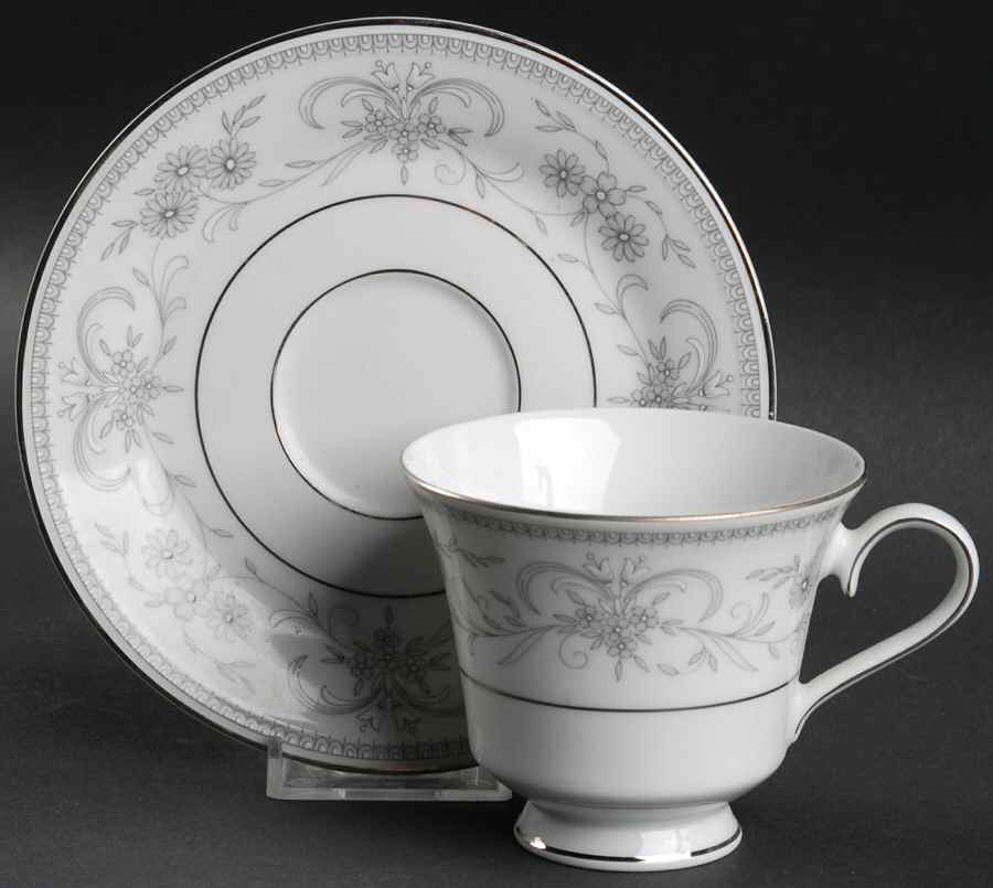 Marguerite Footed Cup & Saucer Set by Hutschenreuther-1