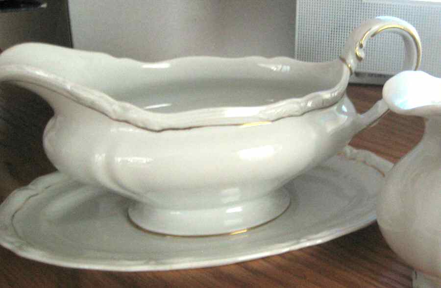 Regency Gold White Gravy Boat with Attached Underplate by Hutschenreuther-1