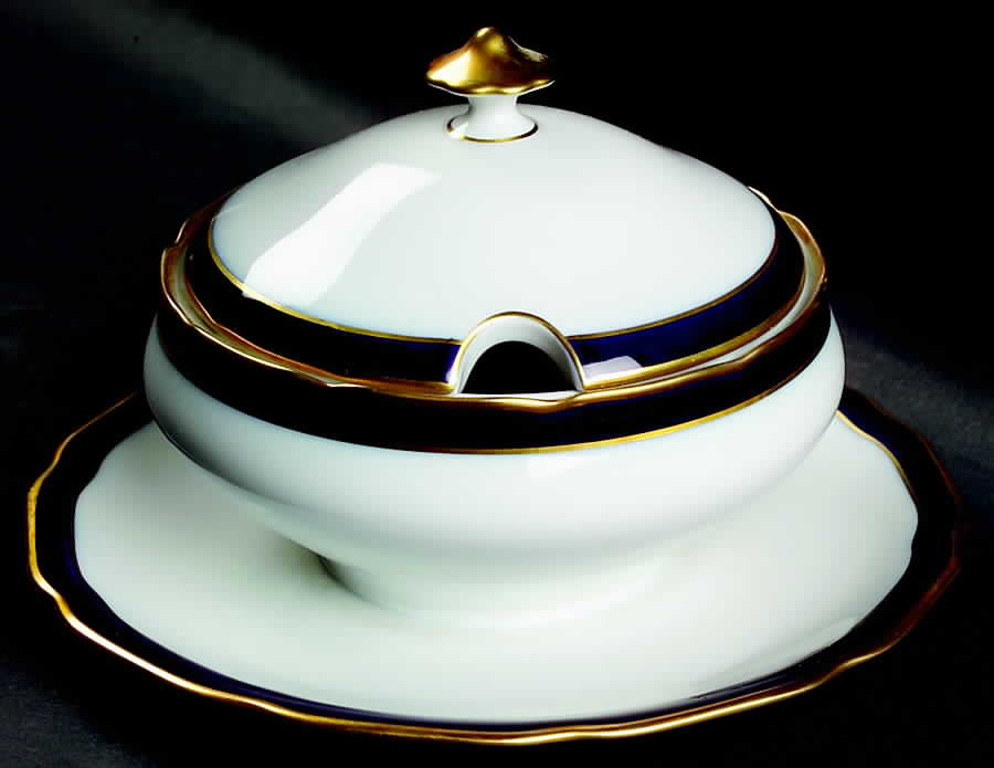 Scarborough Gravy Boat w/Attached Underplate & Lid by Hutschenreuther-1