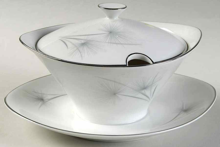 Sea Isle (Coupe, Platinum) Gravy Boat w/Attached Underplate & Lid by Hutschenreuther-1