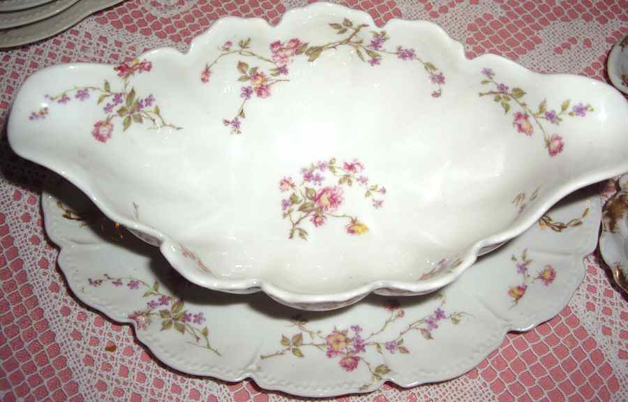 Schleiger 462d Gravy Boat with Attached Underplate by Haviland-1