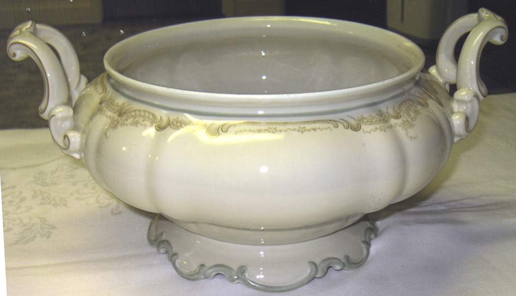 HUT591 Tureen No Lid by Hutschenreuther-1