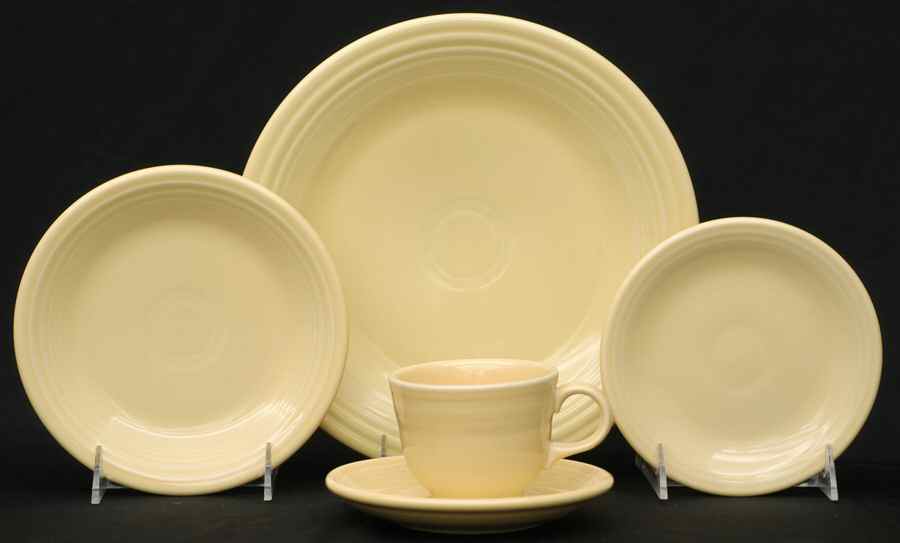 Fiesta Yellow (Intro 1987) 5 Piece Place Setting by Homer Laughlin -1