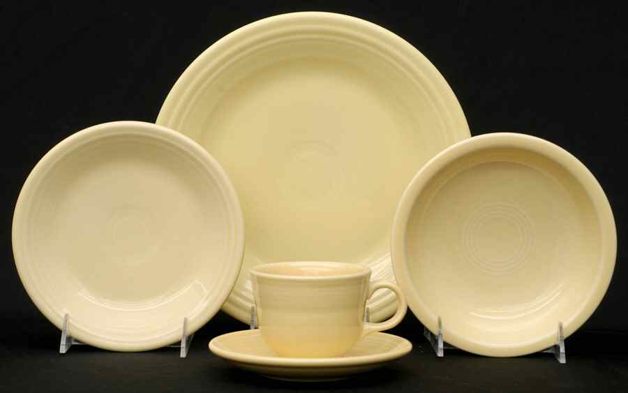 Fiesta Yellow (Intro 1987) 5 Piece Place Setting by Homer Laughlin -1