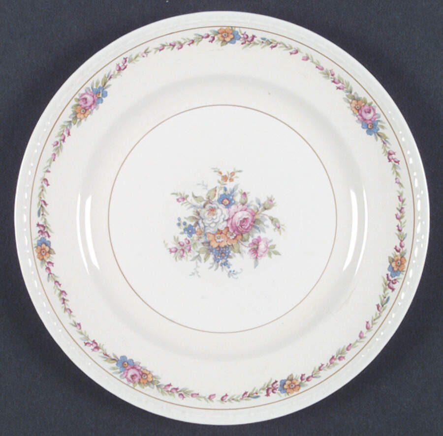 G3371 Dinner Plate by Homer Laughlin -1