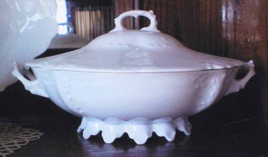HAB35 Oval Covered Vegetable by Habsburg-1