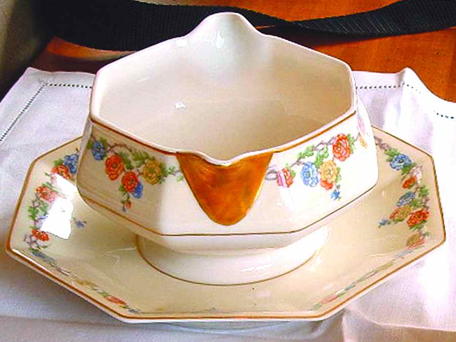 Martinique Gravy Boat with Attached Underplate by Haviland-1