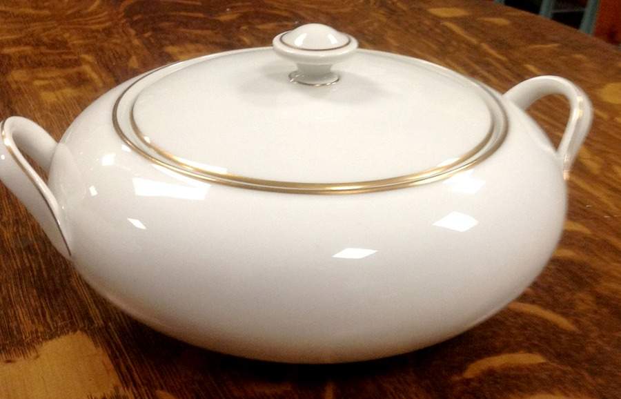 30777 Round Covered Vegetable by Hutschenreuther-1
