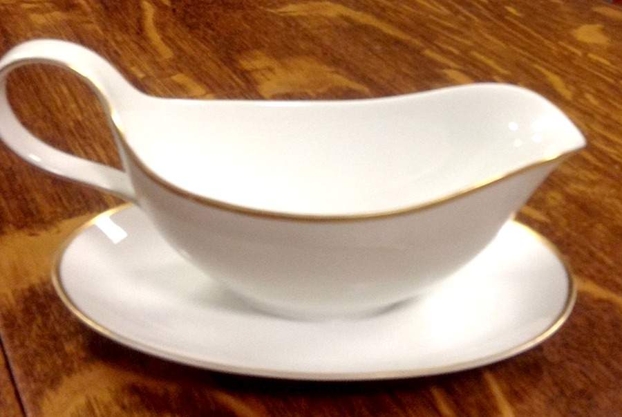 30777 Gravy Boat with Attached Underplate by Hutschenreuther-1