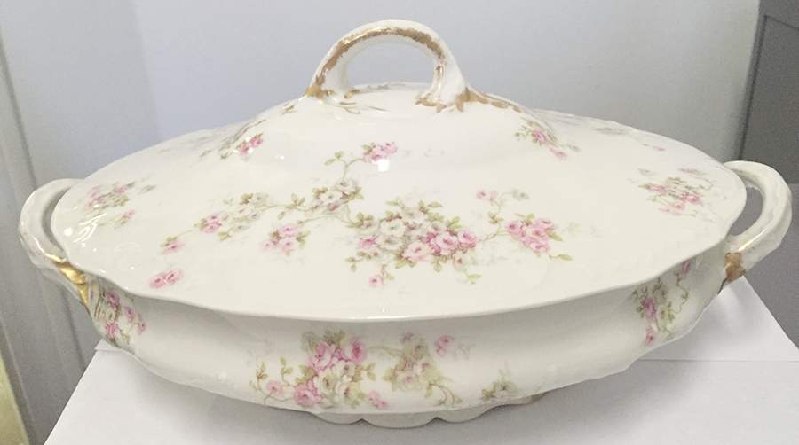 Schleiger 320e (Scalloped) Oval Covered Vegetable by Haviland-1
