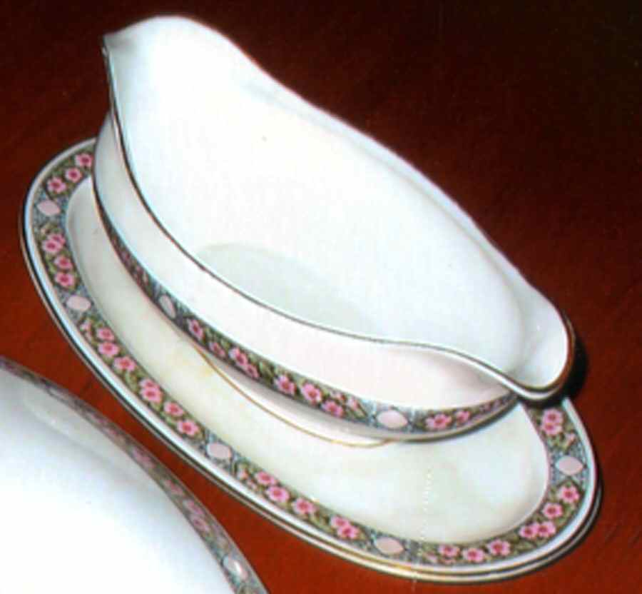 HUT765 Gravy Boat with Attached Underplate by Hutschenreuther-1