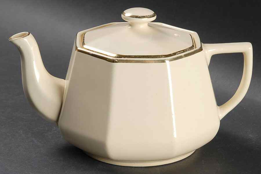 W426 Teapot & Lid by Homer Laughlin -1