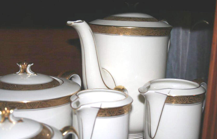 01190 Coffee Pot & Lid by Hutschenreuther-1