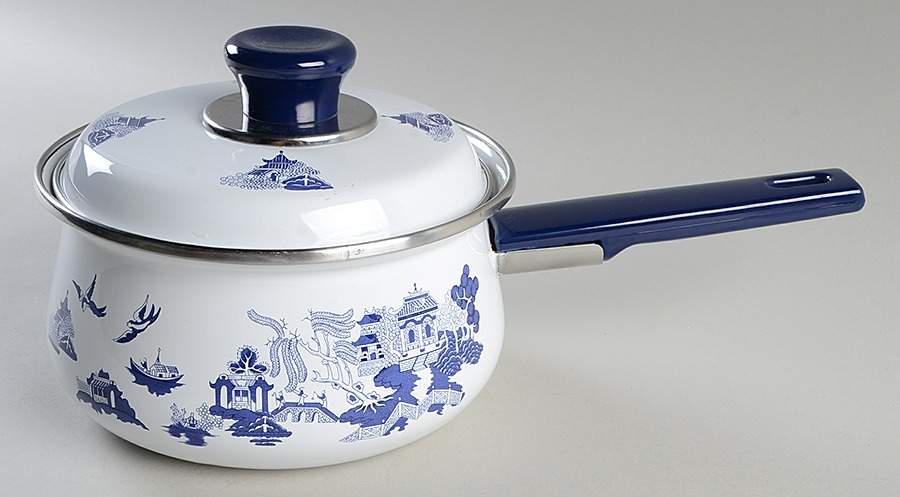 Blue Willow 2 Quart Metal Covered Saucepan by Heritage Mint-1