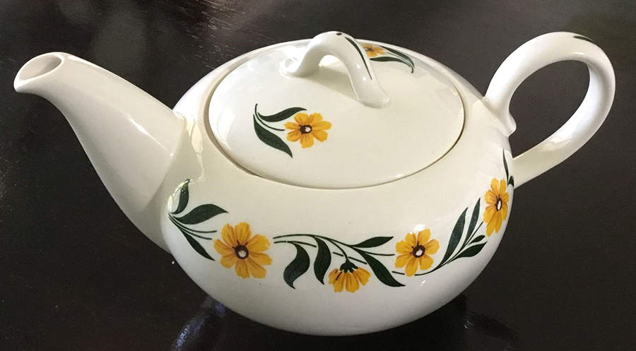 Yellow Daisy Teapot & Lid by Homer Laughlin -1