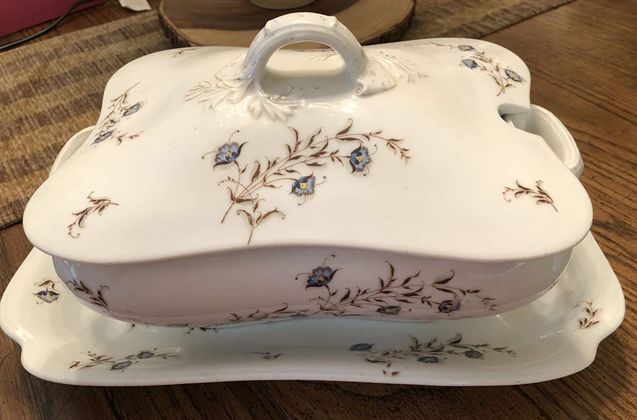 H1309 Gravy Boat w/Attached Underplate & Lid by Haviland-1
