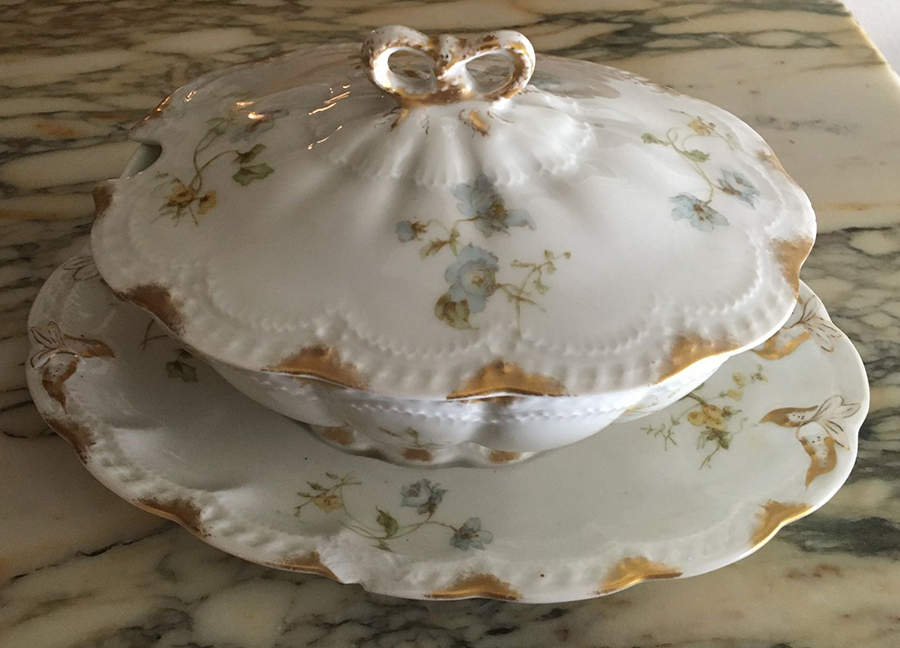 Schleiger 221L Sauce Boat with Attached Underplate & Lid by Haviland-1