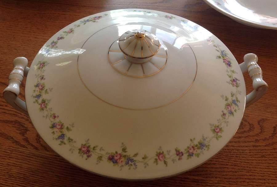 HWC10 Round Covered Vegetable by HW (Germany, Czech)-1