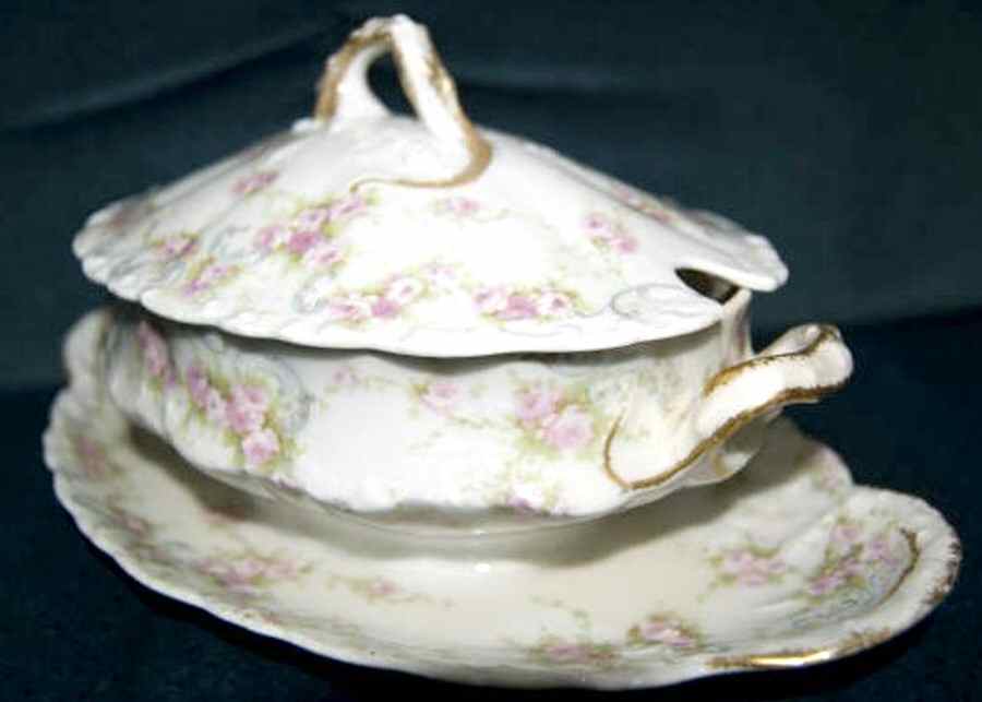 Schleiger 340g Gravy Boat w/Attached Underplate & Lid by Haviland-1