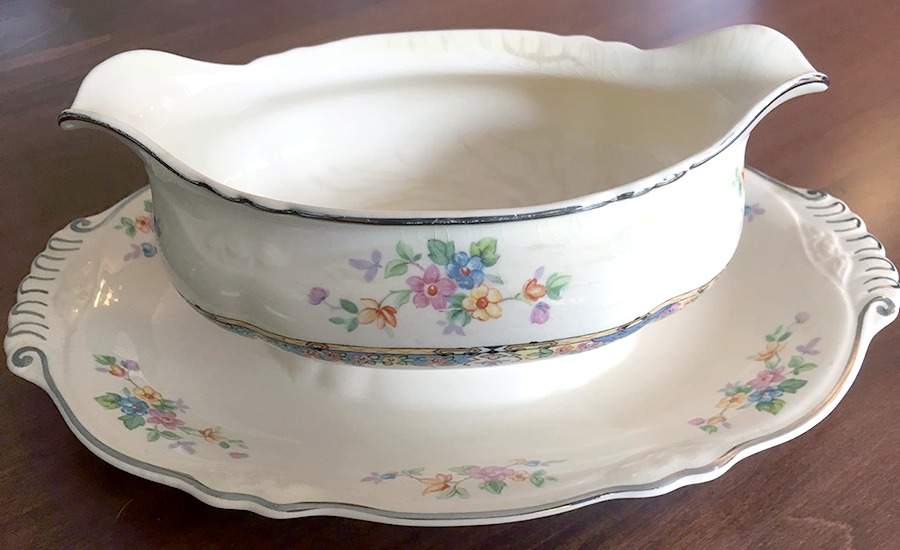 VR138 Gravy Boat with Attached Underplate by Homer Laughlin -1