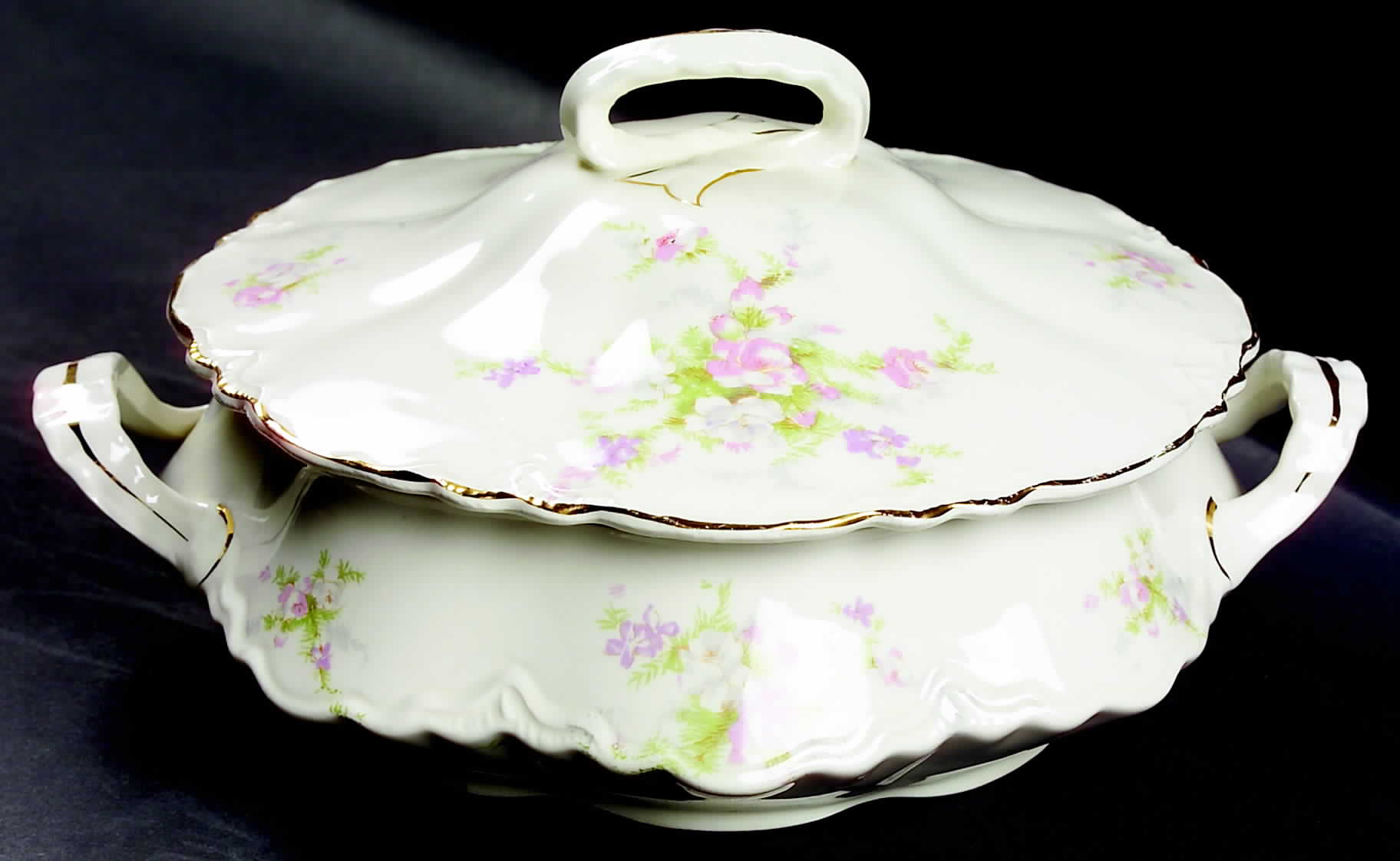Calais Round Covered Vegetable by Homer Laughlin -1
