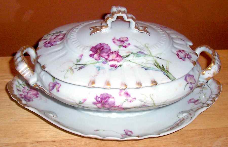 Schleiger 835 Gravy Boat w/Attached Underplate & Lid by Haviland-1