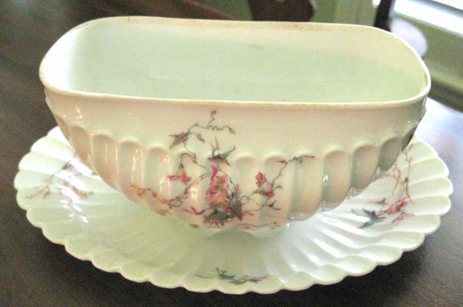 H1406 Sauce Boat with Attached Underplate No Lid by Haviland-1
