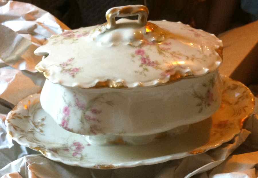 Schleiger 1166 Gravy Boat w/Attached Underplate & Lid by Haviland-1