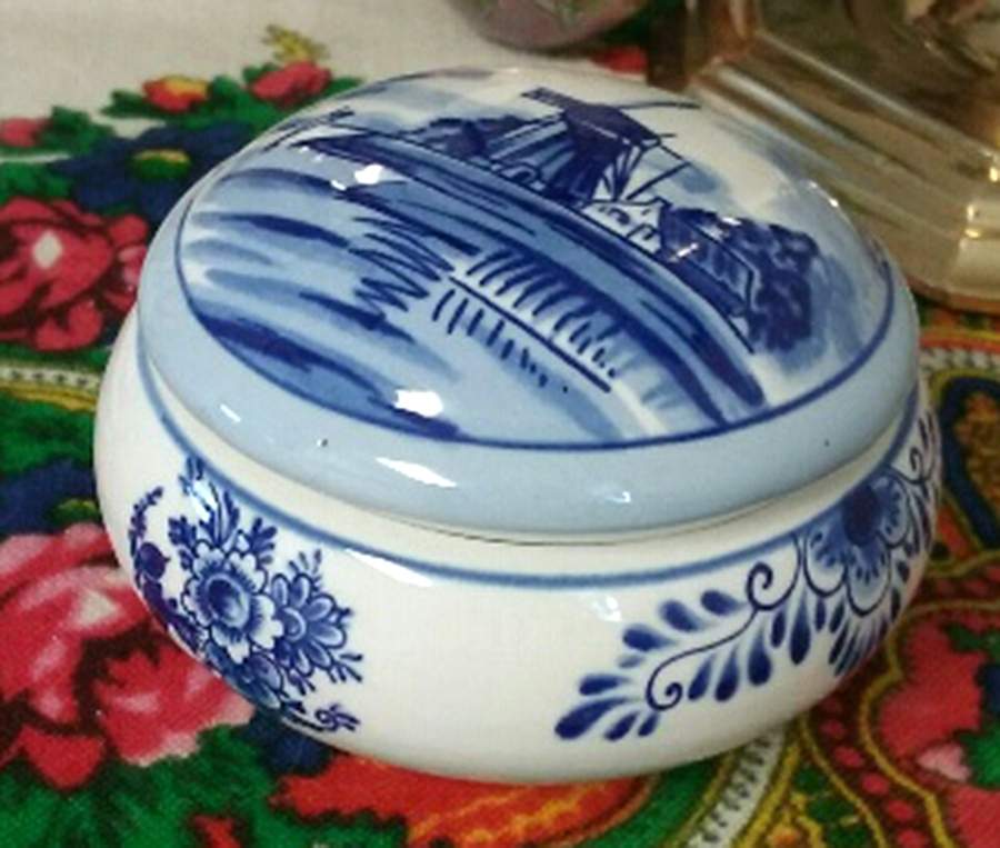 Delfts Blue Round Box & Lid by Holland-1